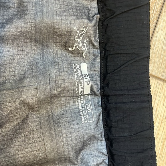 Small woman’s Arc’teryx Gortex ski pants. Very lightly used. - Picture 8 of 9